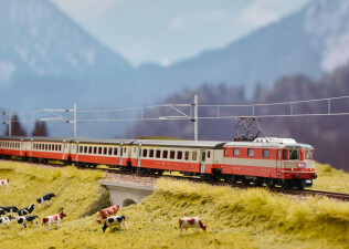 Minitrix 16883 E-Lok Re 4/4 II Swiss Express Ep. IV SBB...