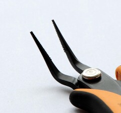 MMC 000006  Elektronik - Nadelzange ovale spitze Backen innen gerieft, L&auml;nge 145mm