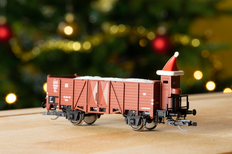 HÄDL 113523 Weihnachtsmodell 2024: Offener Güterwagen "Schneetransport" DR Ep. III