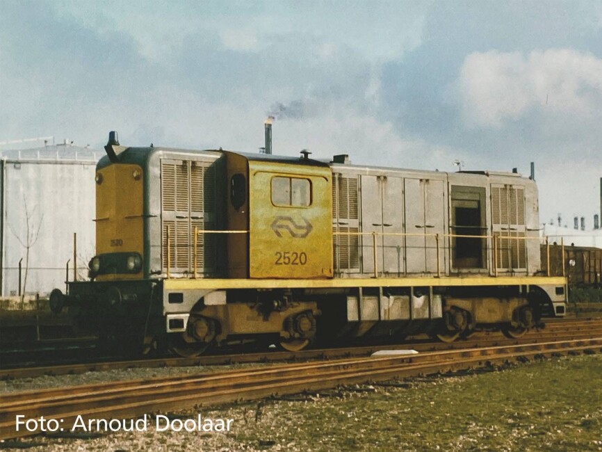 PIKO 40431 N-Diesellok 2400 grau-gelb, Rundumleuchte IV + Next18 Dec. Sound