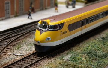 Electrotren HE2015S RENFE, Hochgeschwindigkeits-Neigezug Rh. 443, mit braunem Dach und modernem Logo, mit DCC-Sounddecoder