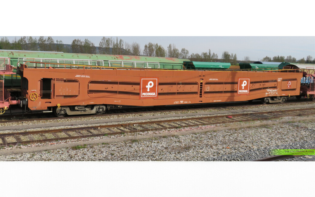 Electrotren HE4044 RENFE, 4-achs. Autotransportwagen der Gattung DDMA, „Pecovasa“ in roter Farbgebung, Ep. V