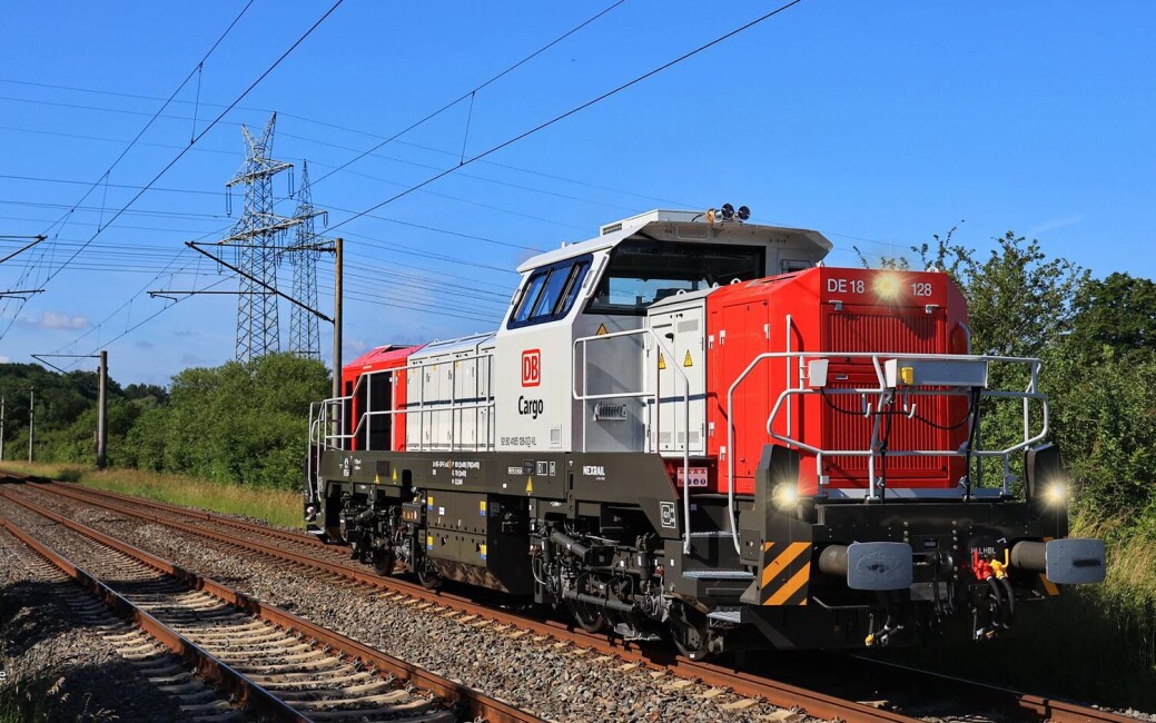 Rivarossi HR2989S DB Cargo, dieselelektrische Lokomotive Vossloh DE 18, rot/grau Farbgebung, Ep. VI, mit Sounddecoder