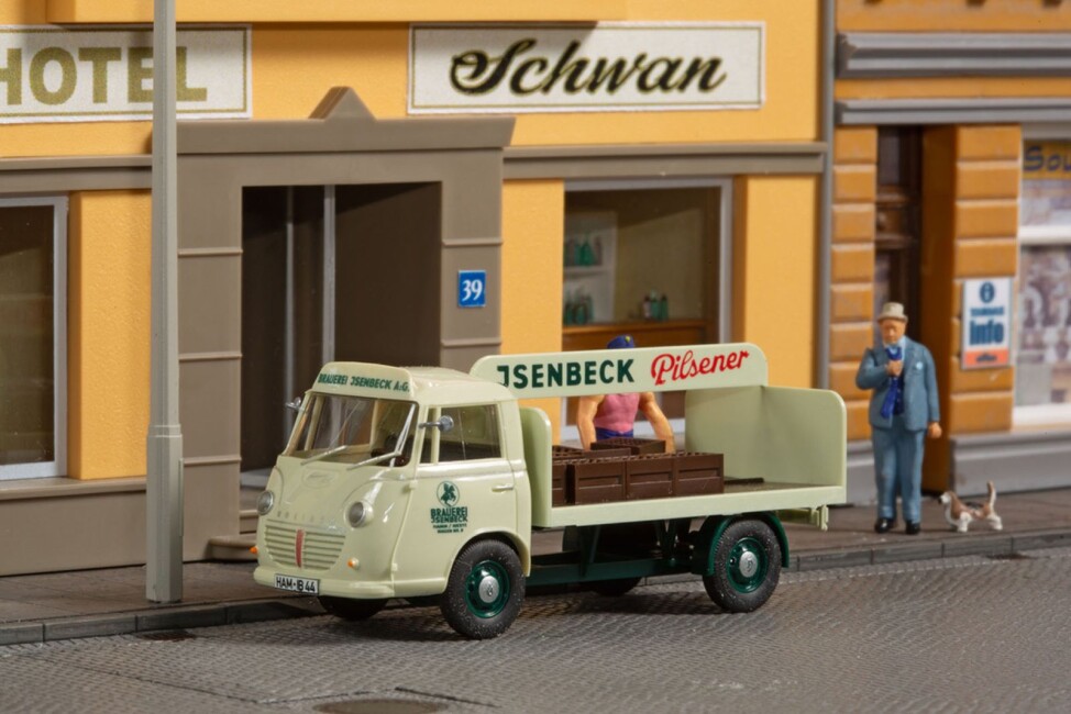 Auhagen 66041 Goliath Expr. 1100 Getränkepritsche ohne Plane "Isenbeck"