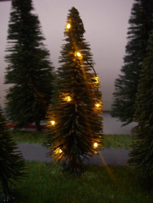 Schönwitz 50017 Weihnachtsbaum mit Lichterkette gelb beleuchtet H0