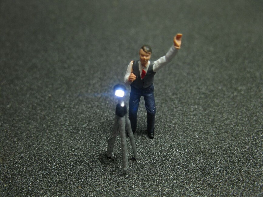 Schönwitz 50228 Fotograf mit LED Blitz Beleuchtung H0 - Mann mit Stativ