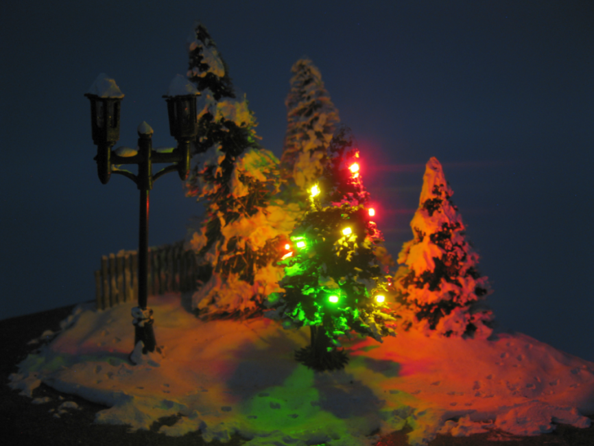 Schönwitz 51292 Weihnachtsbaum mit Schnee und Lichterkette gelb grün rot beleuchtet N
