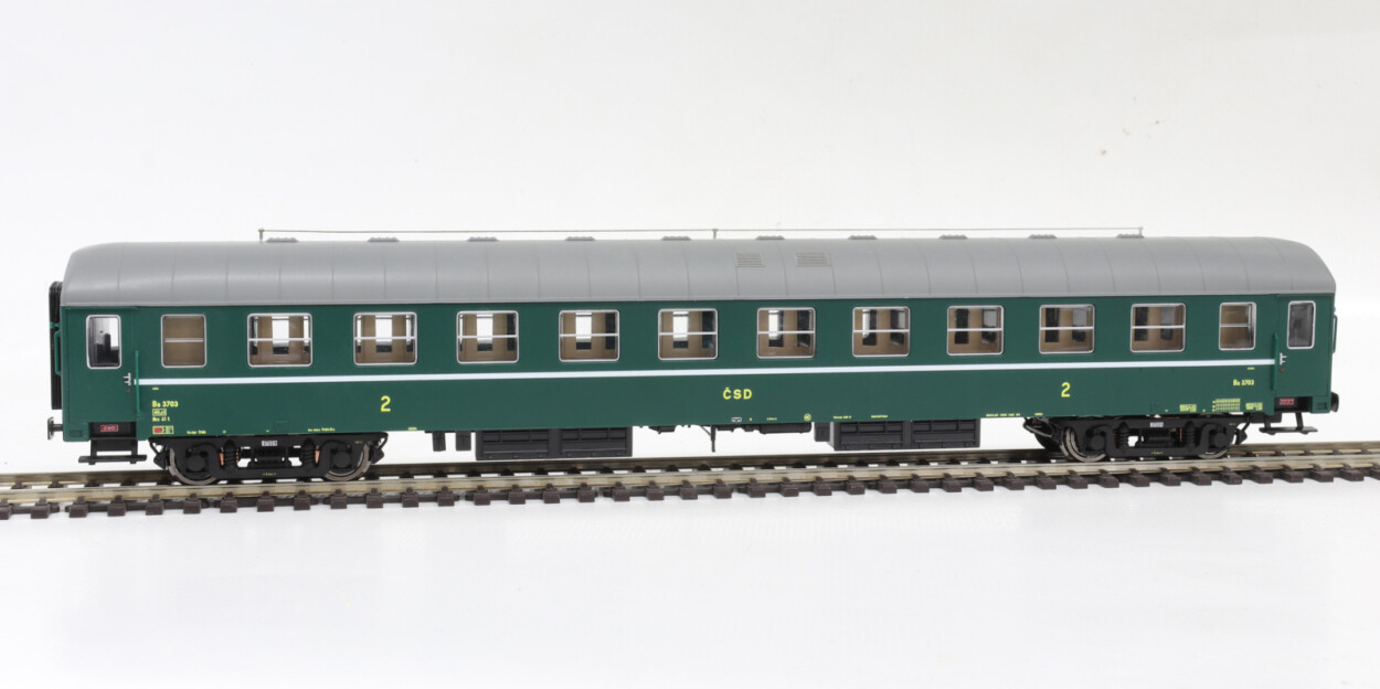 igra 97110063 Schnellzugwagen Bai mit der Funkvermittlungsstelle Ep. III
