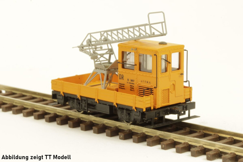 M&M Modell SKL24 mit Drehleiter in orange, DR, Fertigmodell, H0
