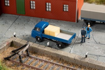 Auhagen 66020 Pritschenwagen blau mit Ladegut Kisten
