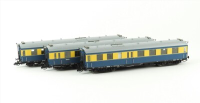 K&uuml;hn 42135 3er Set Personenwagen Altenberg blau/gelb...